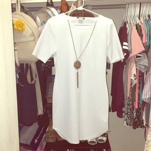 Vestido blanco con accesorio